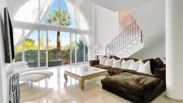 Een smart-tv, een open haard, een tafeltennistafel en boeken