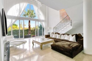 Smart TV, fireplace, ping pong, books - Villa Jacqueline luxurious , spacious peaceful haven near beach 🏖 and golf ⛳  (AN)
