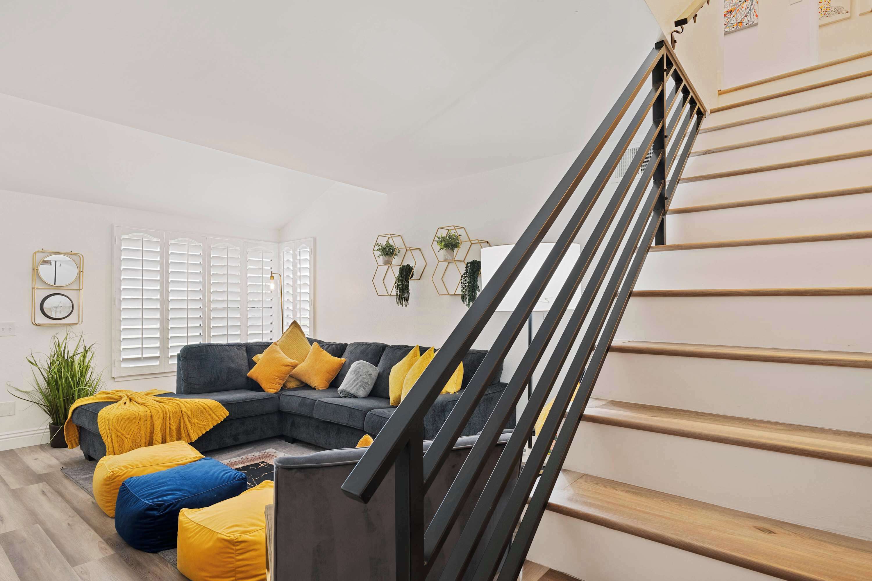 Stadtwohnung, Mehrere Betten, Terrasse, Blick auf den Golfplatz (The 14th Fairway Delight) | Wohnbereich | 42-Zoll-Flachbildfernseher mit Digitalempfang