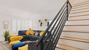 Stadtwohnung, Mehrere Betten, Terrasse, Blick auf den Golfplatz (The 14th Fairway Delight) | Wohnbereich | 42-Zoll-Flachbildfernseher mit Digitalempfang