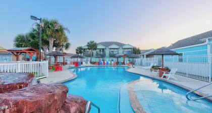 Spacious condo, community pool, private porch!