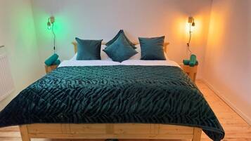 1 bedroom, desk, WiFi, bed sheets