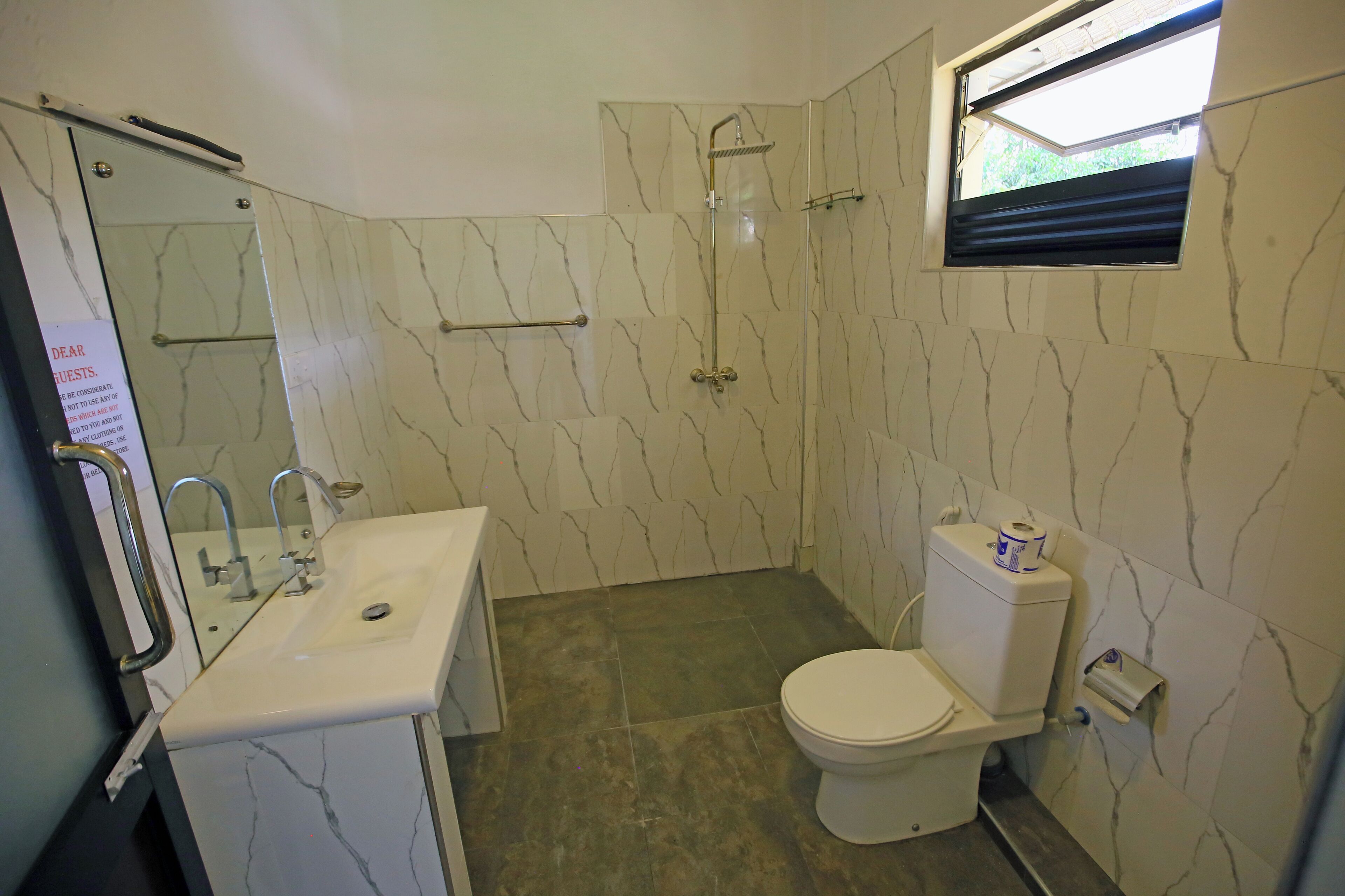Douche, serviettes fournies, shampoing, papier toilette