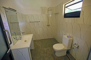 Doccia, asciugamani, shampoo, carta igienica