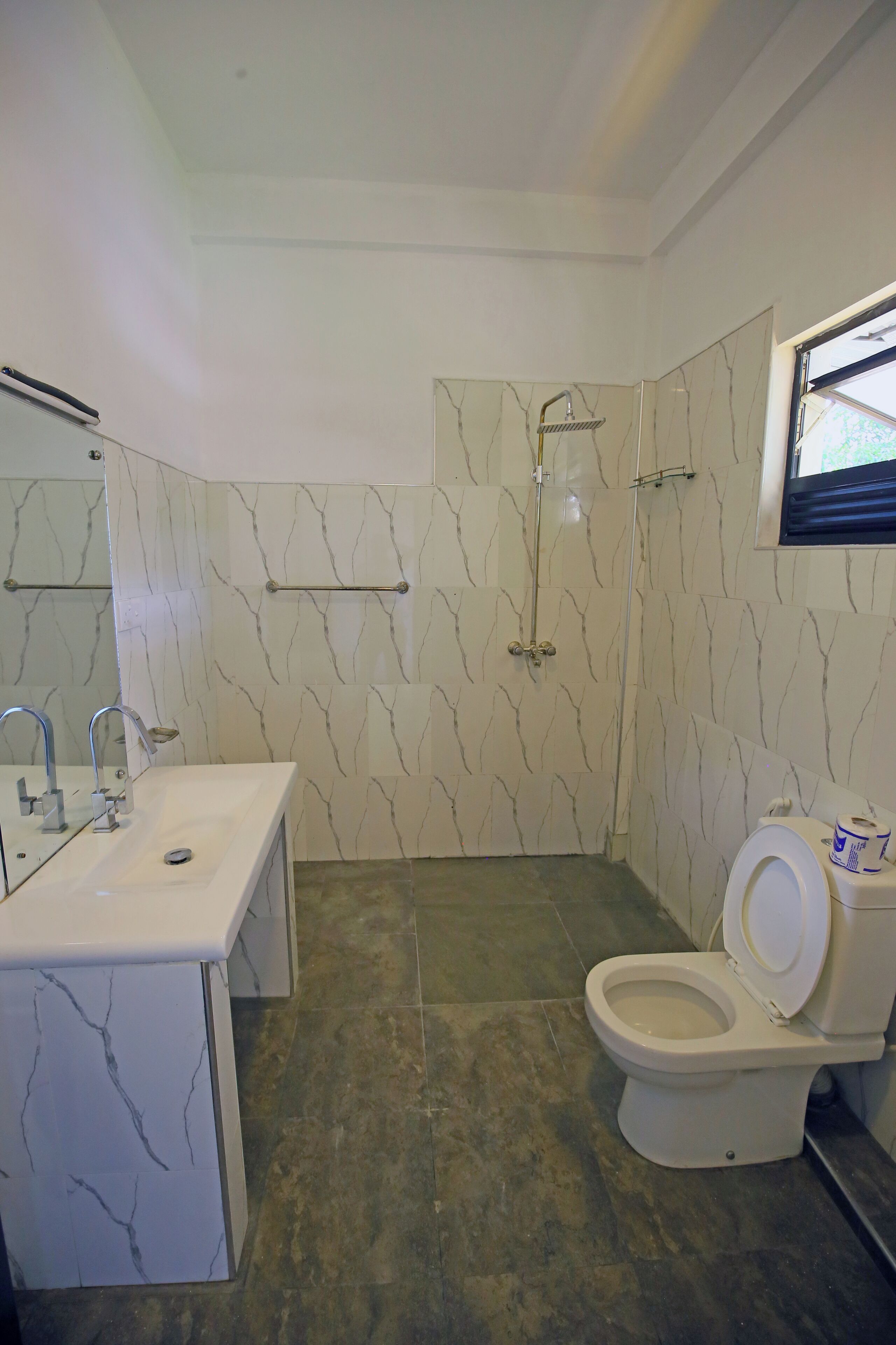 Shower, towels, shampoo, toilet paper