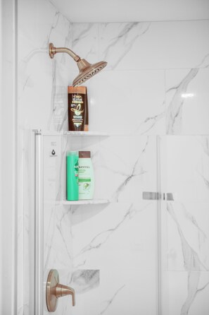 Douche, sĂšche-cheveux, serviettes fournies, savon