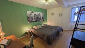 Classic Twin Room, 2 Single Beds, Hill View | Individually decorated, free WiFi - La Ferme des Denis (Chanos-Curson)
