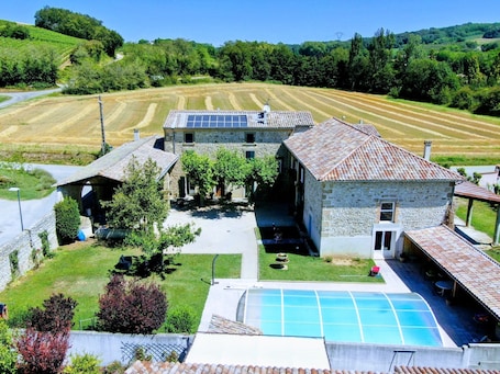 Exterior. La Ferme des Denis