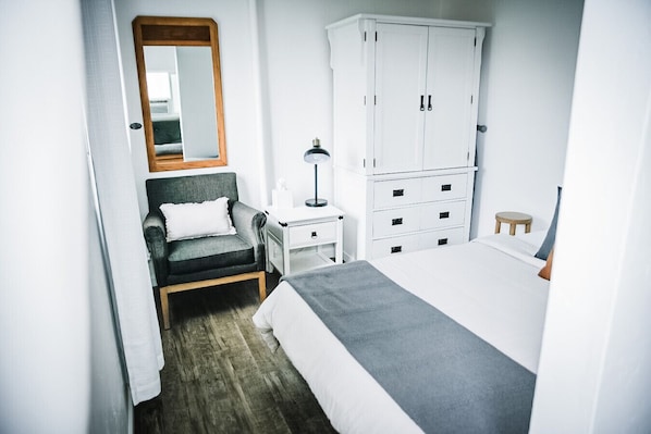 1 habitación, tabla de planchar con plancha y cuna de viaje