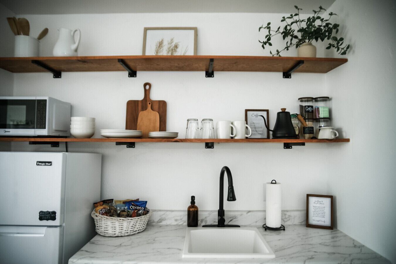 Kühlschrank, Mikrowelle, Ofen, Herdplatte