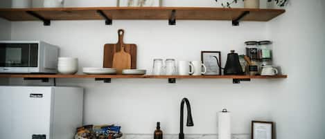Kühlschrank, Mikrowelle, Ofen, Herdplatte