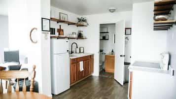 Frigorifero, microonde, forno, piano cottura