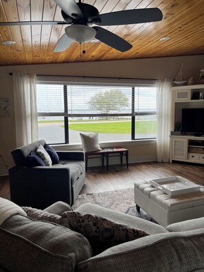 Smart TV, fireplace - Lake Jackson beachfront home w/dock, pool table, close to restaurants/shops (Sebring)