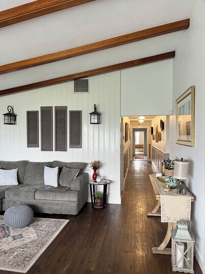 Lake Jackson beachfront home w/dock, pool table, close to restaurants/shops