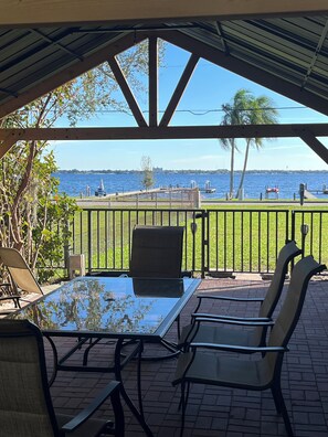 Outdoor dining - Lake Jackson beachfront home w/dock, pool table, close to restaurants/shops (Sebring)