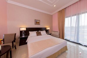 Familieleilighet, balkong, byutsikt | 2 soverom, skrivebord, skrivebord for bærbar PC og blendingsgardiner