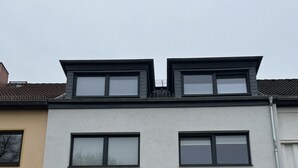 Un bâtiment moderne dont la façade porte l’inscription « FundS GmbH ».