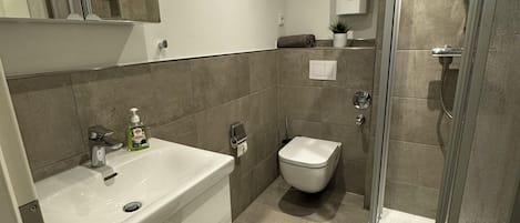 Dusche, Handtücher, Seife, Toilettenpapier