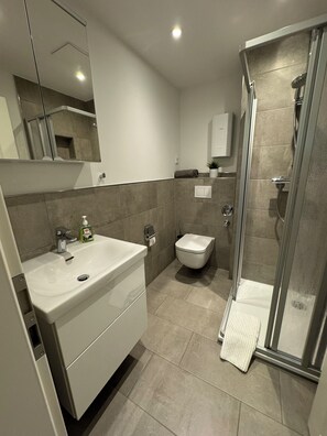 シャワー、タオル、石鹸、トイレットペーパー