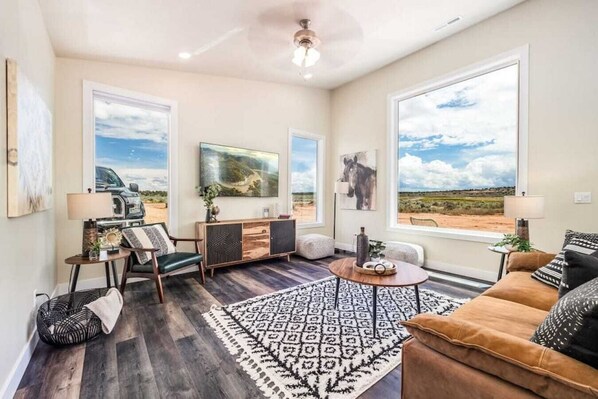 Smart TV - Dark Skies l Private Hot Tub I Pool & Pickleball Court (Kanab)