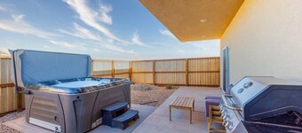 Dark Skies l Private Hot Tub I Pool & Pickleball Court