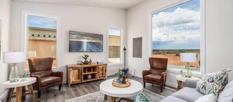 Dark Skies l Private Hot Tub I Pool & Pickleball Court