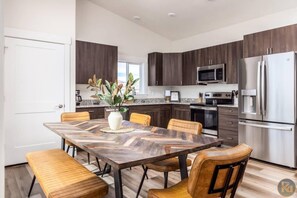 Réfrigérateur, four à micro-ondes, un four, surface de cuisson