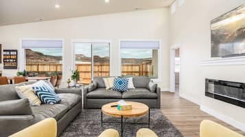 Una televisión, una chimenea