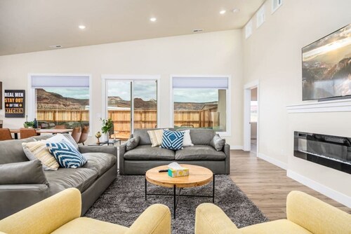 Thistle Retreat l Private Hot Tub I Pool I Views