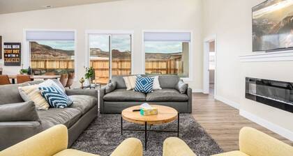 Thistle Retreat l Private Hot Tub I Pool I Views