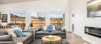 Thistle Retreat l Private Hot Tub I Pool I Views