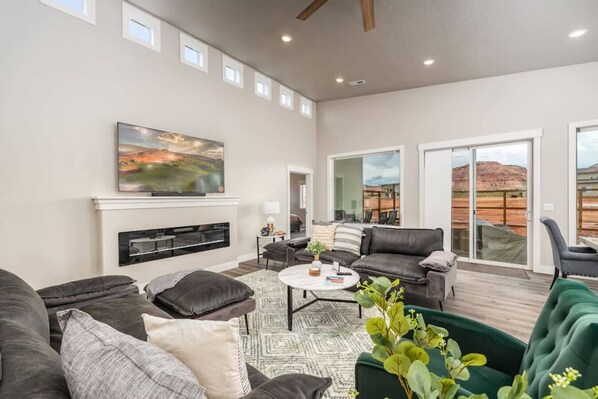 Smart TV, fireplace