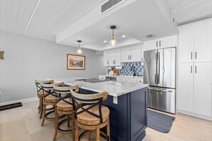 冷蔵庫、電子レンジ、オーブン、コンロ