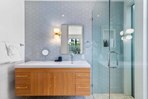 Douche, sèche-cheveux, serviettes fournies