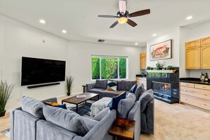 Smart TV, fireplace
