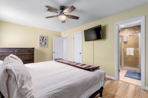 5 bedrooms, iron/ironing board, WiFi, bed sheets - Desert Delight – Palm Springs Hacienda w/ Pool & Spa (Palm Springs)