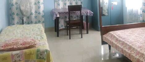 2 عدّة غرف نوم ومكواة/لوح كي وواي فاي وملاءات أسرّة