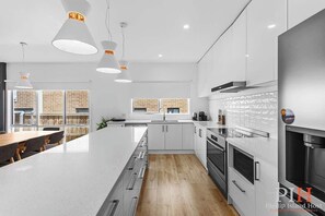 Microondas, horno, parrilla de estufa y cafetera y tetera 