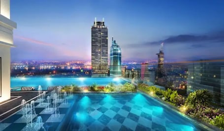 Una piscina al aire libre