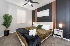 2 Schlafzimmer, Schreibtisch, Bügeleisen/Bügelbrett, Reisekinderbett