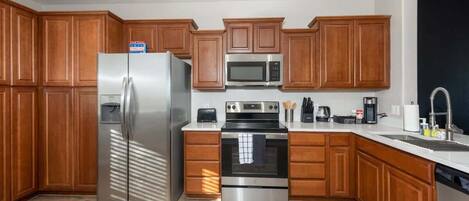 Refrigerador, microondas, horno, placa de cocina