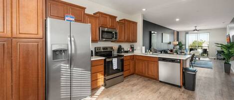 ثلاجة، ميكروويف، فرن، موقد طهي مسطح