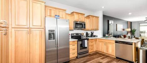 Refrigerador, microondas, horno, placa de cocina