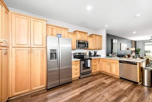 Fridge, microwave, oven, stovetop - Sleek 2BR-Pool Prking NearASU Mill Ave&Cmelbck Mtn (Tempe)