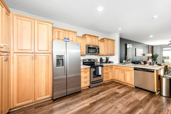 Kühlschrank, Mikrowelle, Ofen, Herdplatte