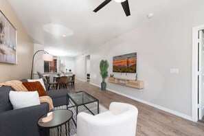 スマートテレビ、書斎 / ワークスペース