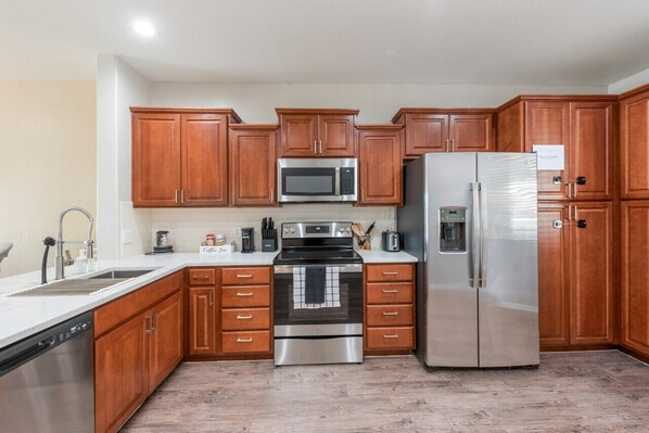 ثلاجة، ميكروويف، فرن، موقد طهي مسطح