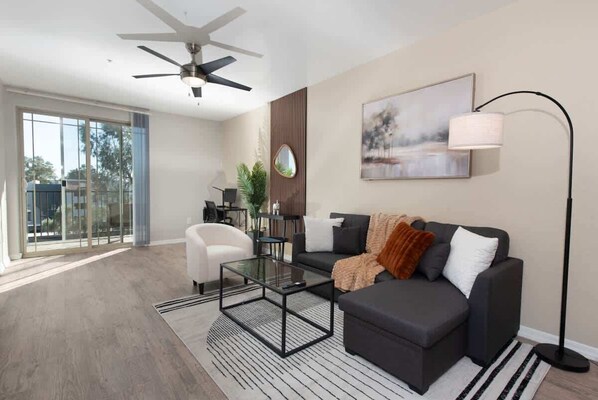 スマートテレビ、書斎 / ワークスペース