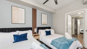 2 slaapkamers, een bureau, een strijkplank/strijkijzer, reisbedje