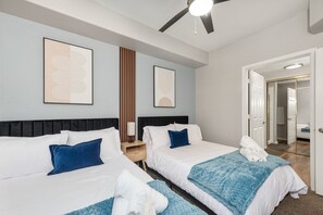 2 chambres, bureau, fer et planche à repasser, lit parapluie